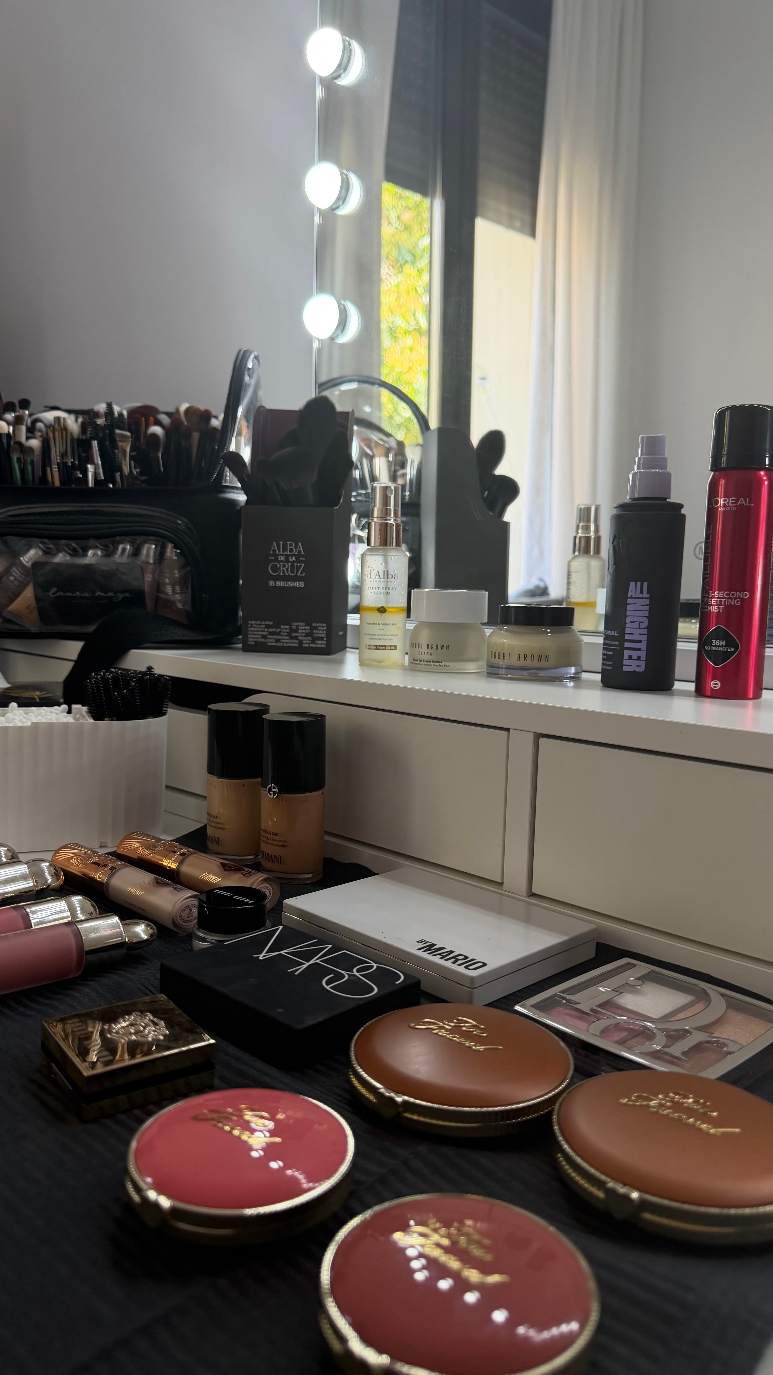 Tocador con maquillaje, brochas y herramientas de peluquería